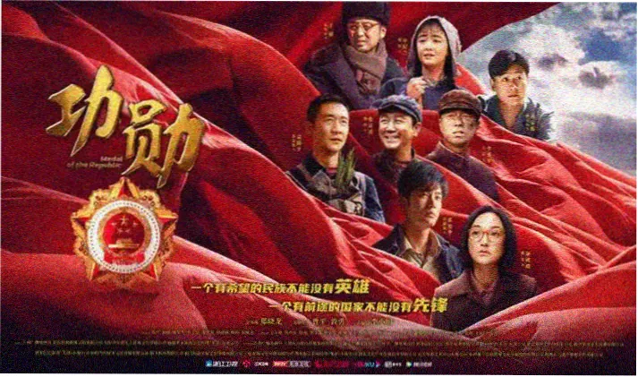 抵达古镇后沿主街认路的实景画面